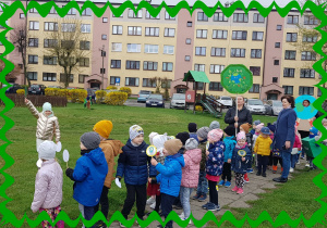 Dzieci na terenach zielonych obserwują czystość środowiska.